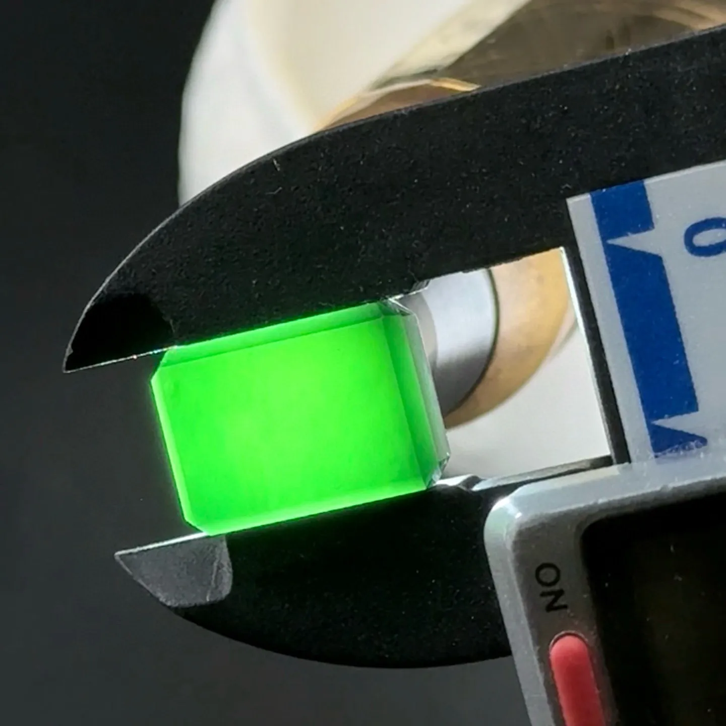 墨翠八角方戒面裸石一枚 种好色正 黑度极好 打灯通透 油性十足 尺寸15.4