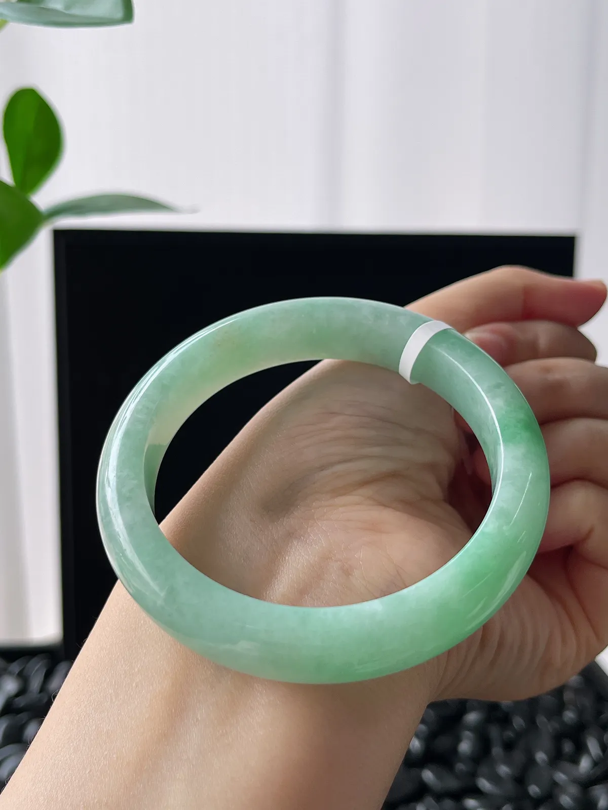 正圈57圈口，翡翠糯化种淡绿色手镯