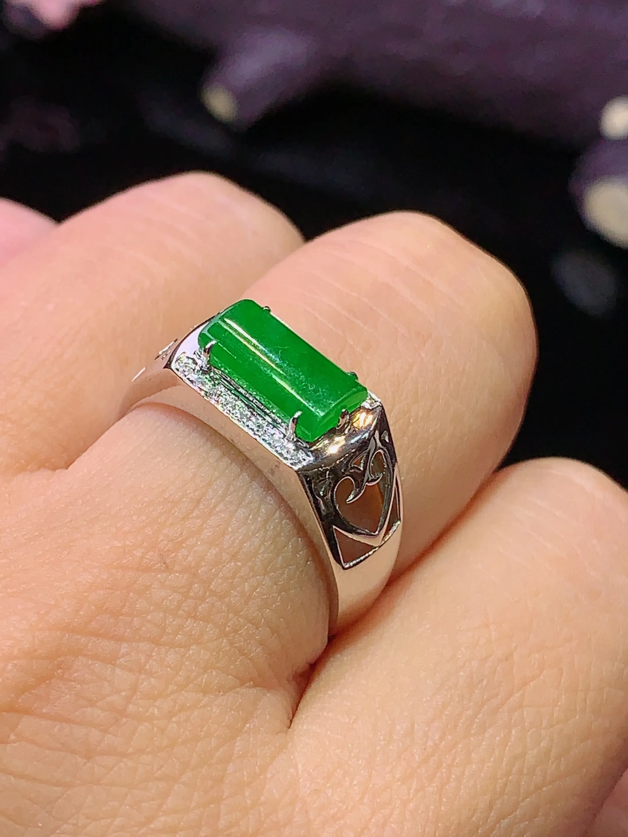 18k金钻镶嵌满绿玉柱戒指 玉质细腻 色泽艳丽 水润亮眼  圈口16 整体尺寸4.8*9.2*2