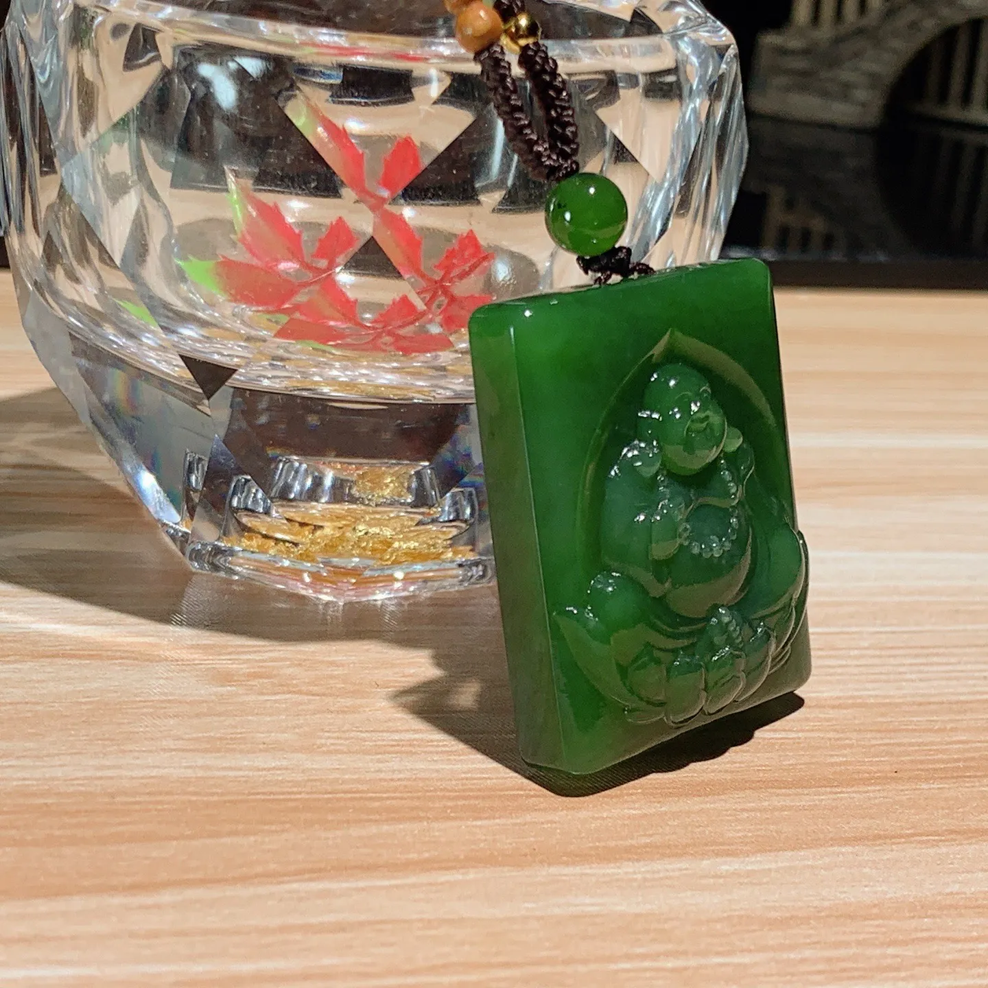 和田玉阳绿红皮料俄罗斯碧玉佛引福来挂件。尺寸34.5/28/10重24克 无裂无杂 玉质细腻油润 底色纯净 脂粉好，品质好。lt251029