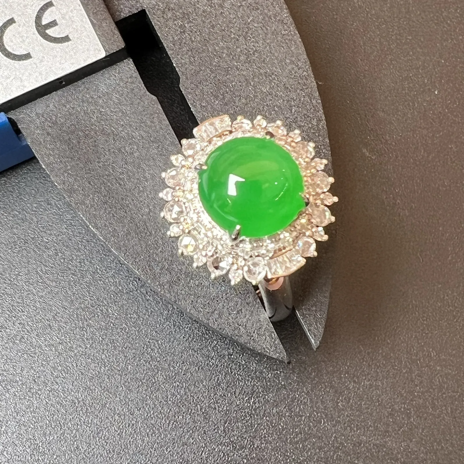 满绿戒指色辣饱满，整体尺寸15.1*15.3*13.1 裸石尺寸8.8*5.2