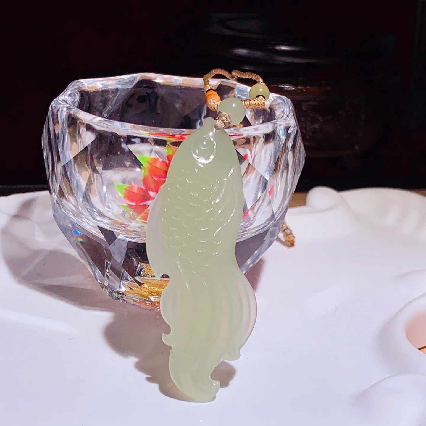 和田玉晴水年年有余鱼挂件。尺寸58/20/6重11.3克 无裂无杂 玉质细腻油润 底色纯净 脂粉好，品质好。lt251029