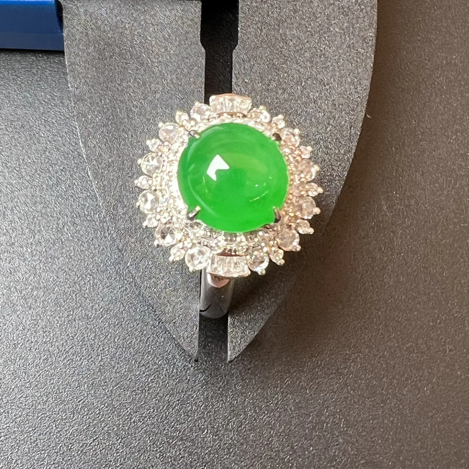 满绿戒指色辣饱满，整体尺寸15.1*15.3*13.1 裸石尺寸8.8*5.2