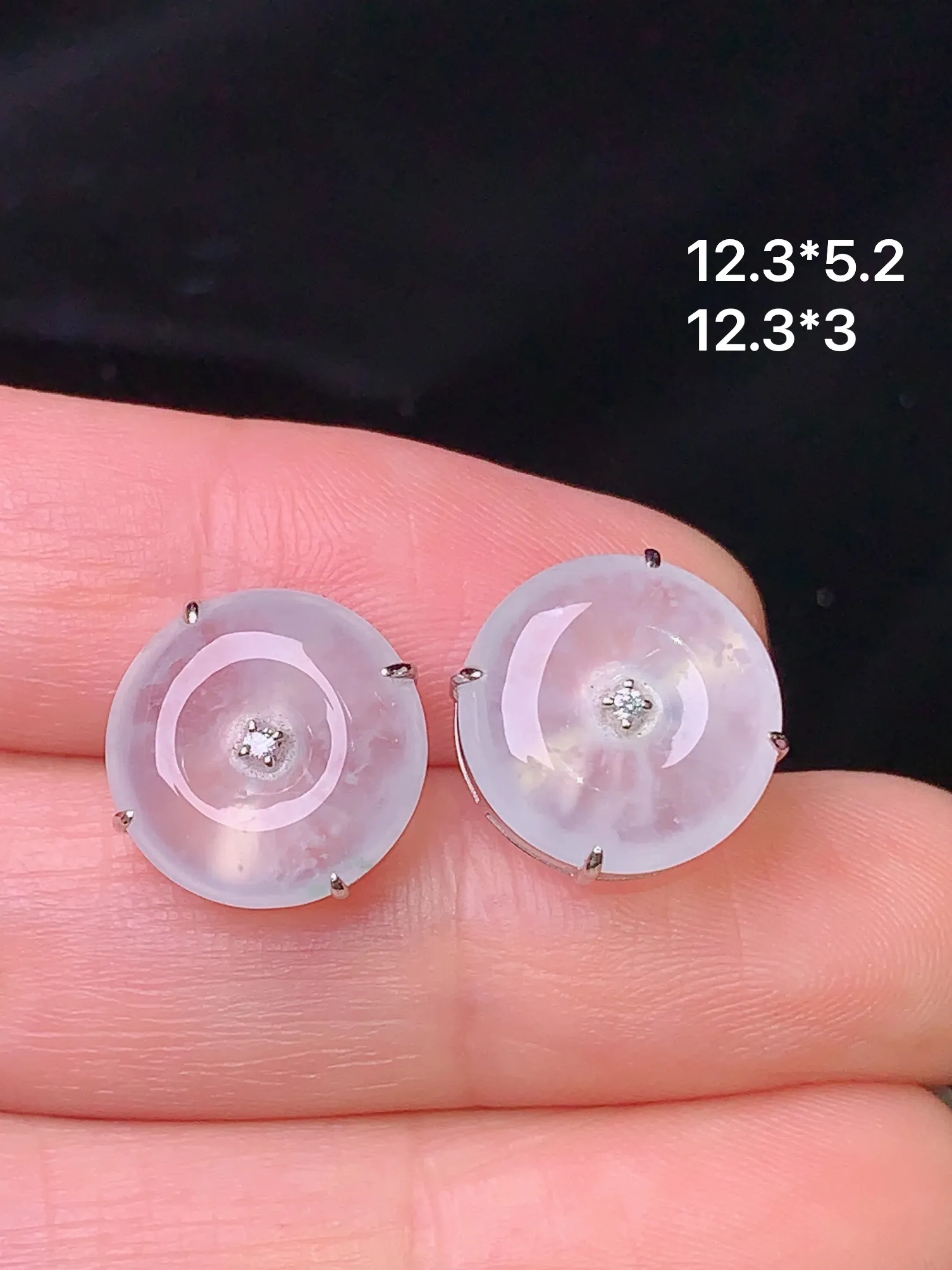 18k金镶嵌冰种平安扣耳钉 玉质细腻 色泽艳丽 水润亮眼  整体尺寸12.3*5.2