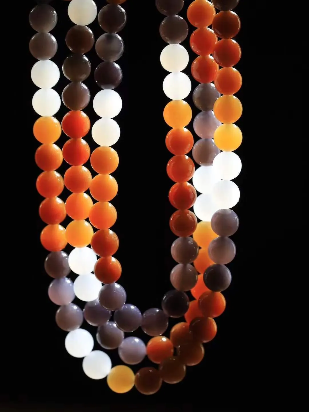 【珠圆玉润.项链】

精品和田玉三色珠圆玉润项链 玉质细腻油润 饱满光滑 质朴无华，悠远简单，人心境界远，百世修炼深，心灵常驻善意持，觉悟人生百世修。重83.4克 尺寸取一7.8mm  FDL-221092822