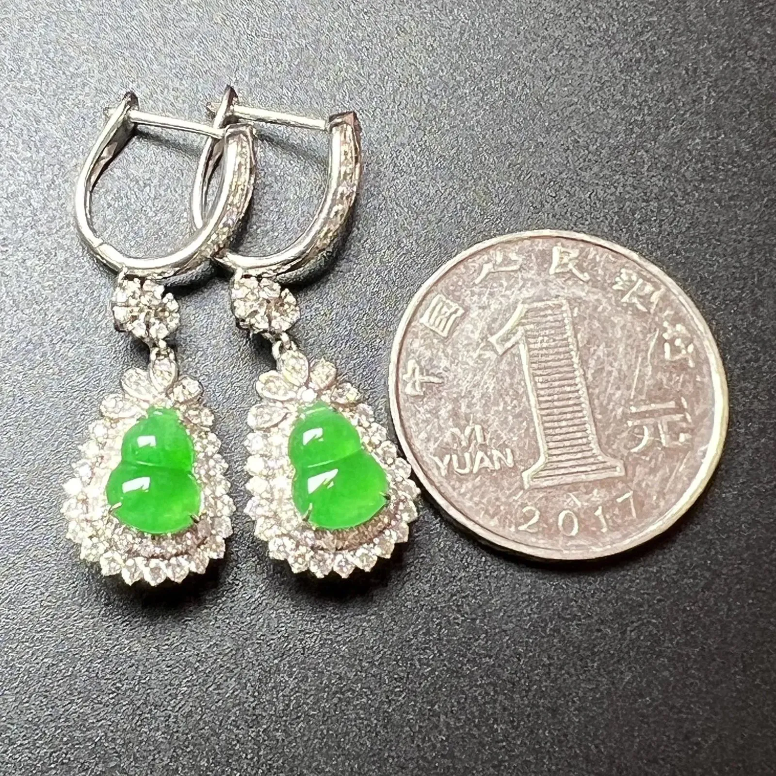 阳绿葫芦耳坠整体尺寸38.7*12.5*7.7 /裸石尺寸8.8*6.7*2.3
