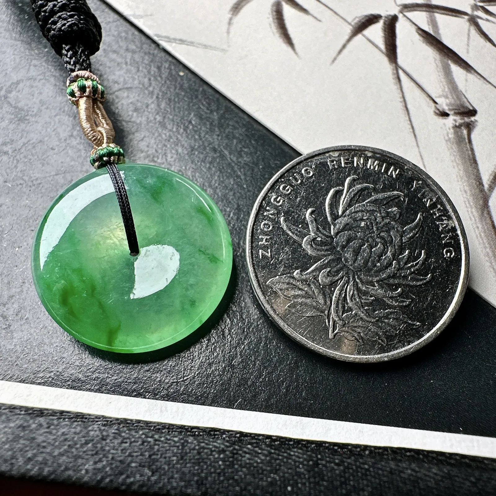 【冰种金丝绿平安扣】质地非常细腻，冰润十足，种老冰透，收藏品质。