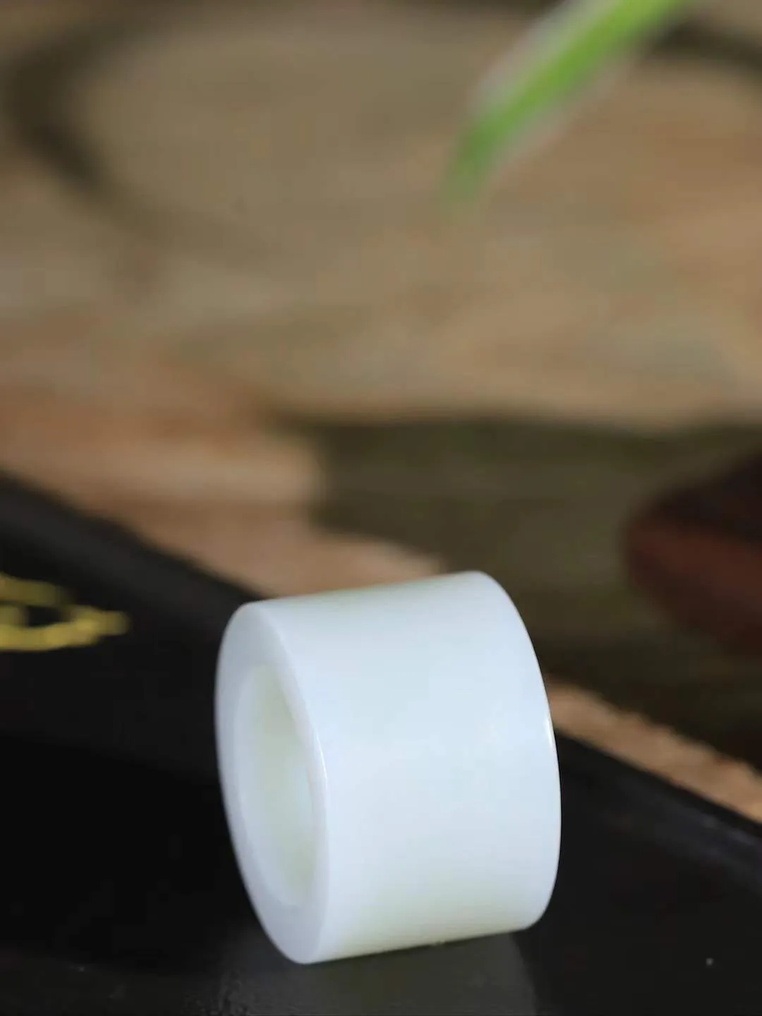 （古韵.扳指）

精品和田玉白玉扳指，玉质温润，油润感十足， 整器古韵生辉。优雅高贵。运筹帷幄于掌中，决胜于千里之外。重31.6克   圈口22mm  尺寸22.5-5.8mm  231052933A