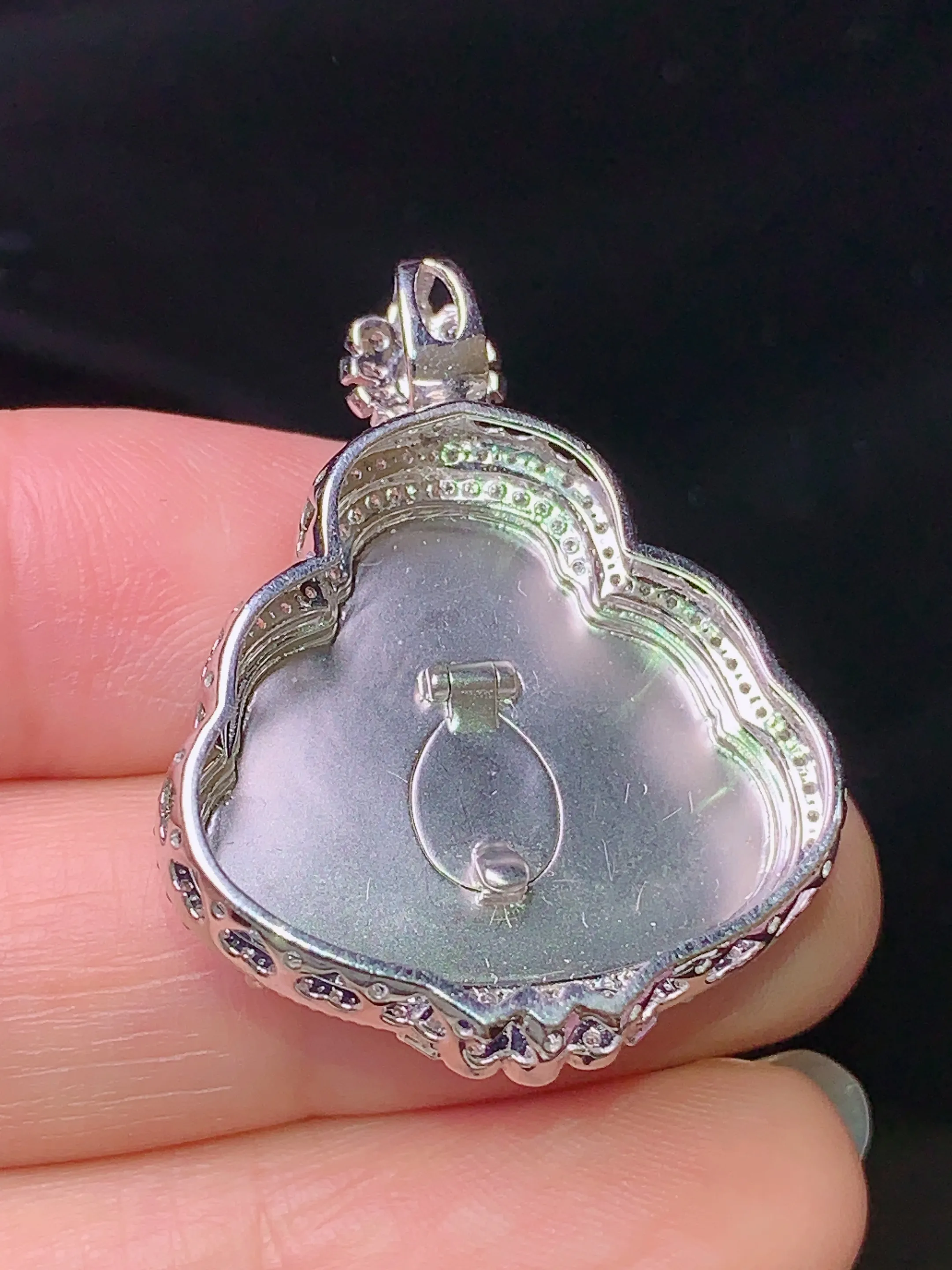 18k金钻镶嵌翠绿佛公吊坠 玉质细腻 色泽艳丽 水润亮眼  整体尺寸32.6*25.2*7.8