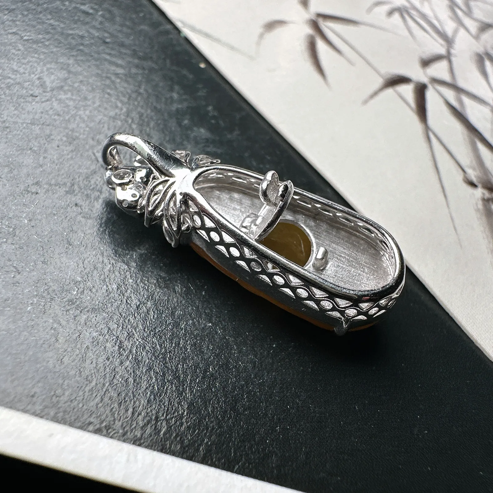 【冰种黄翡福豆吊坠】质地细腻，冰感十足，晶莹透亮，18K金钻镶嵌，裸石尺寸20.7*10.5*4.5毫米