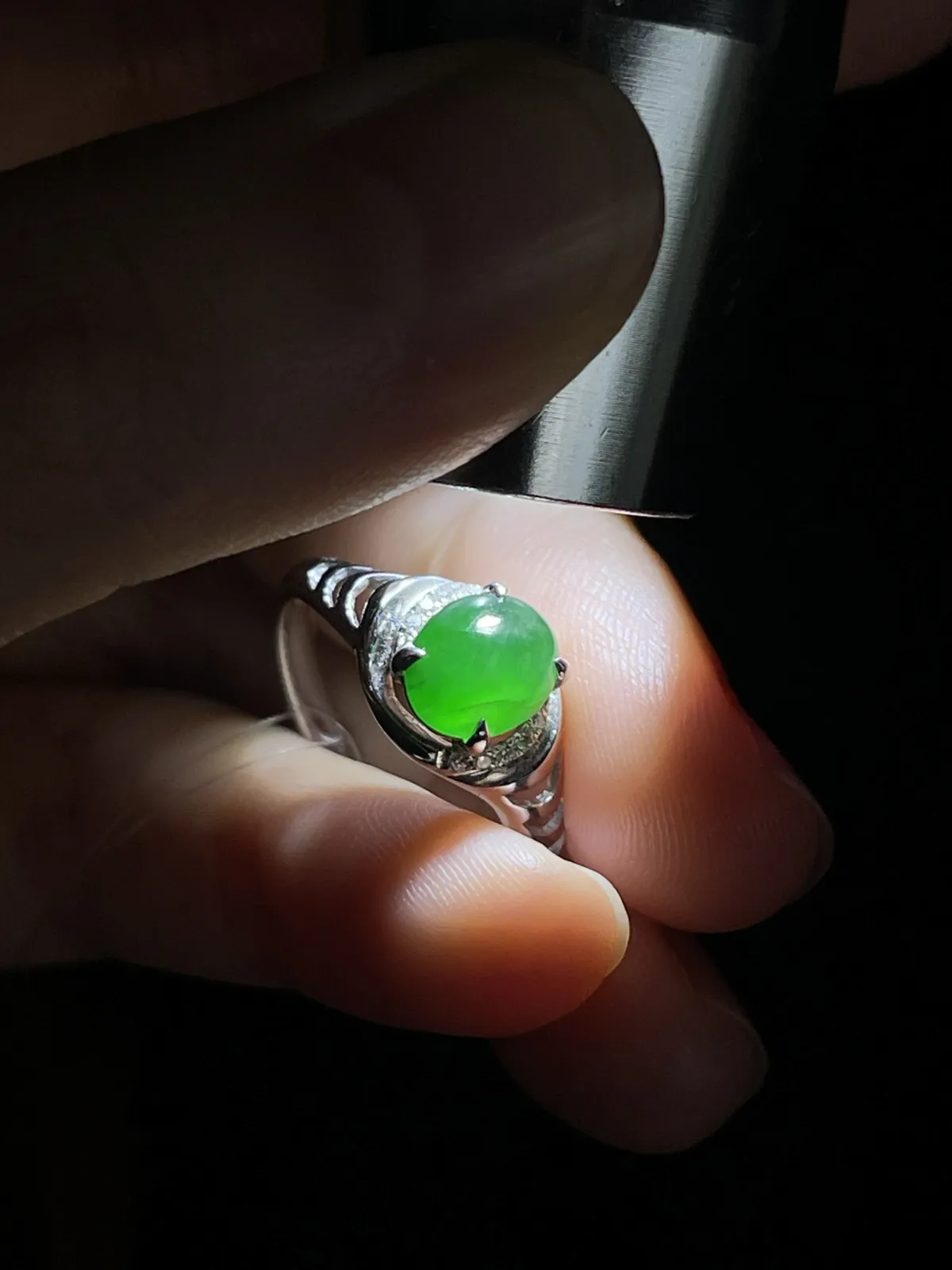 翡翠冰糯种绿色戒指，印记：Au750,伴钻石