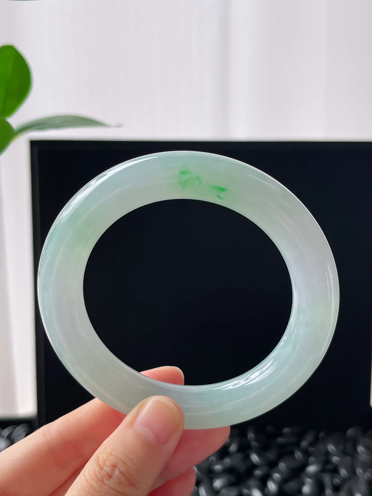 圆镯57.3圈口，翡翠冰糯飘花大圆条手镯