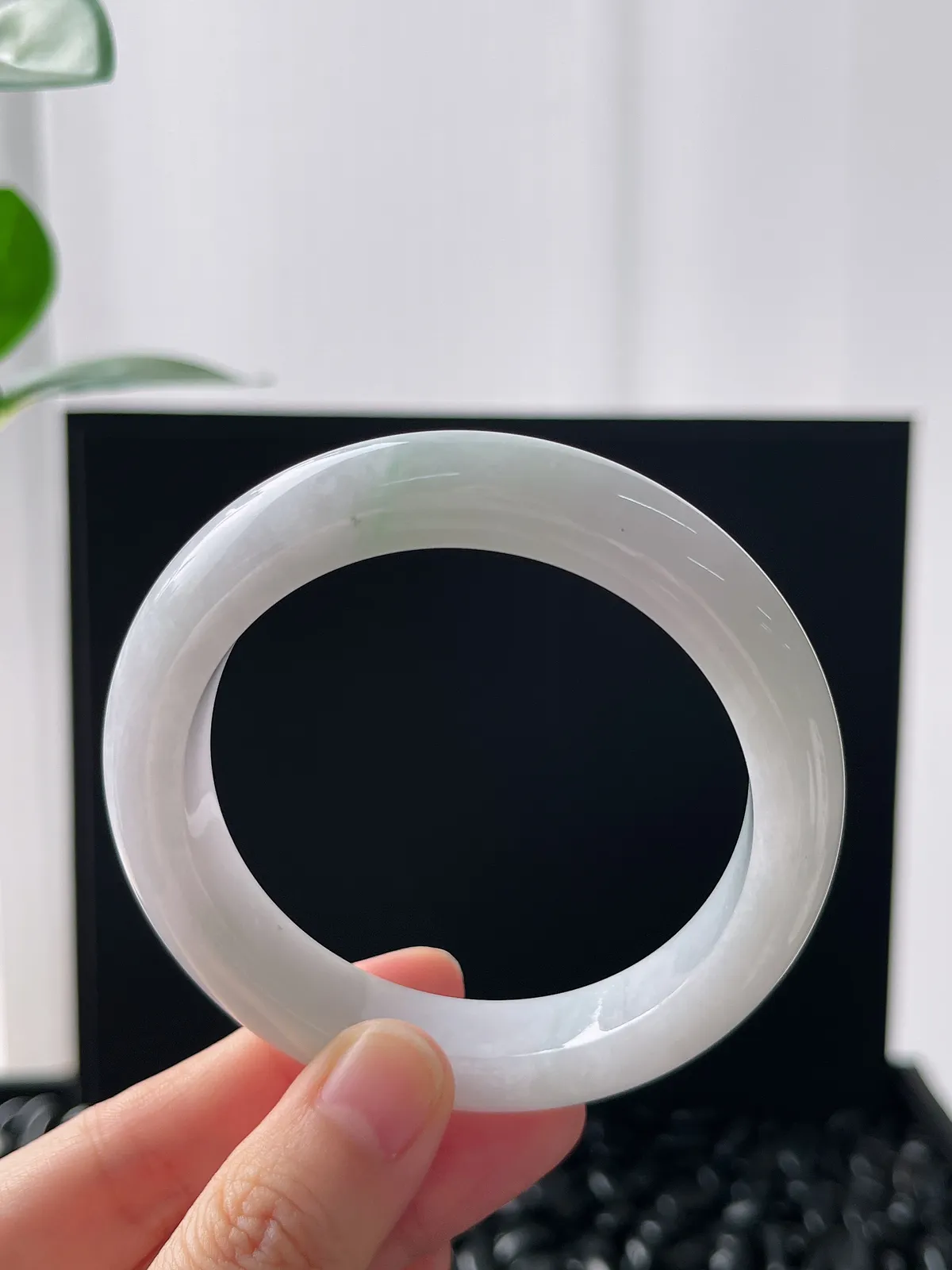 正圈55.8圈口，翡翠糯化种飘绿手镯