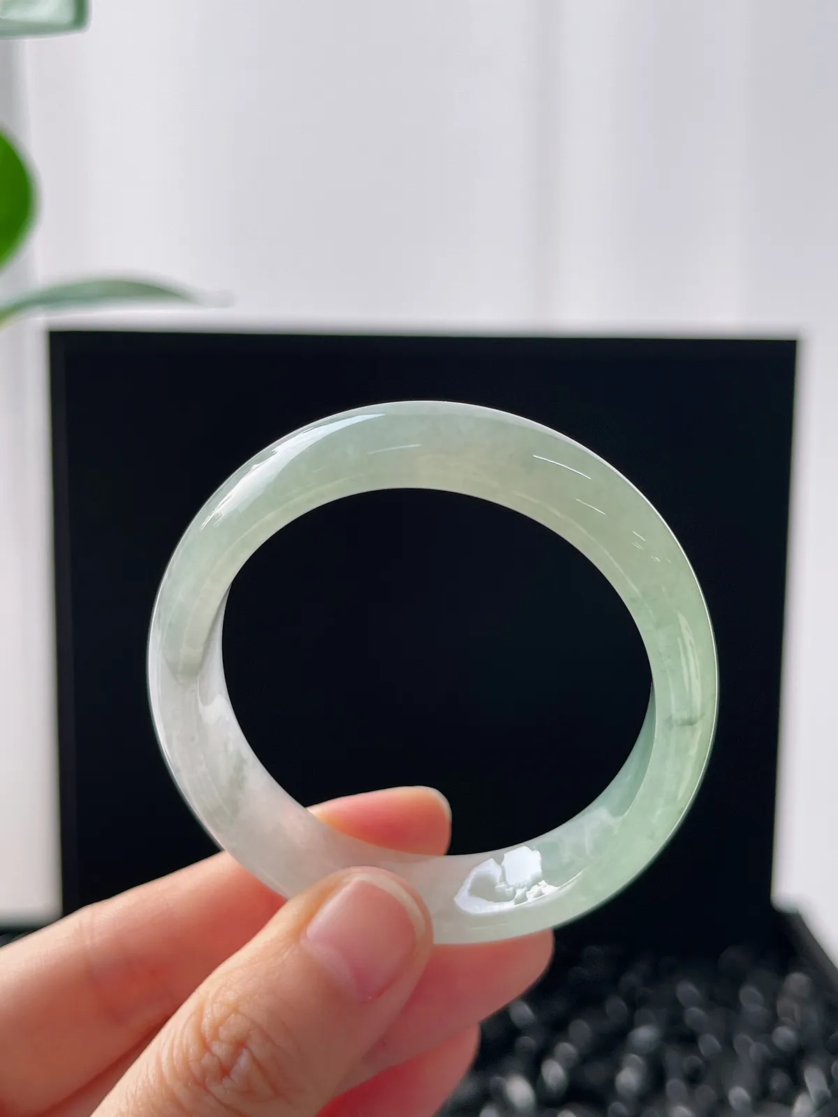 贵妃镯52圈口，翡翠冰糯种飘绿手镯