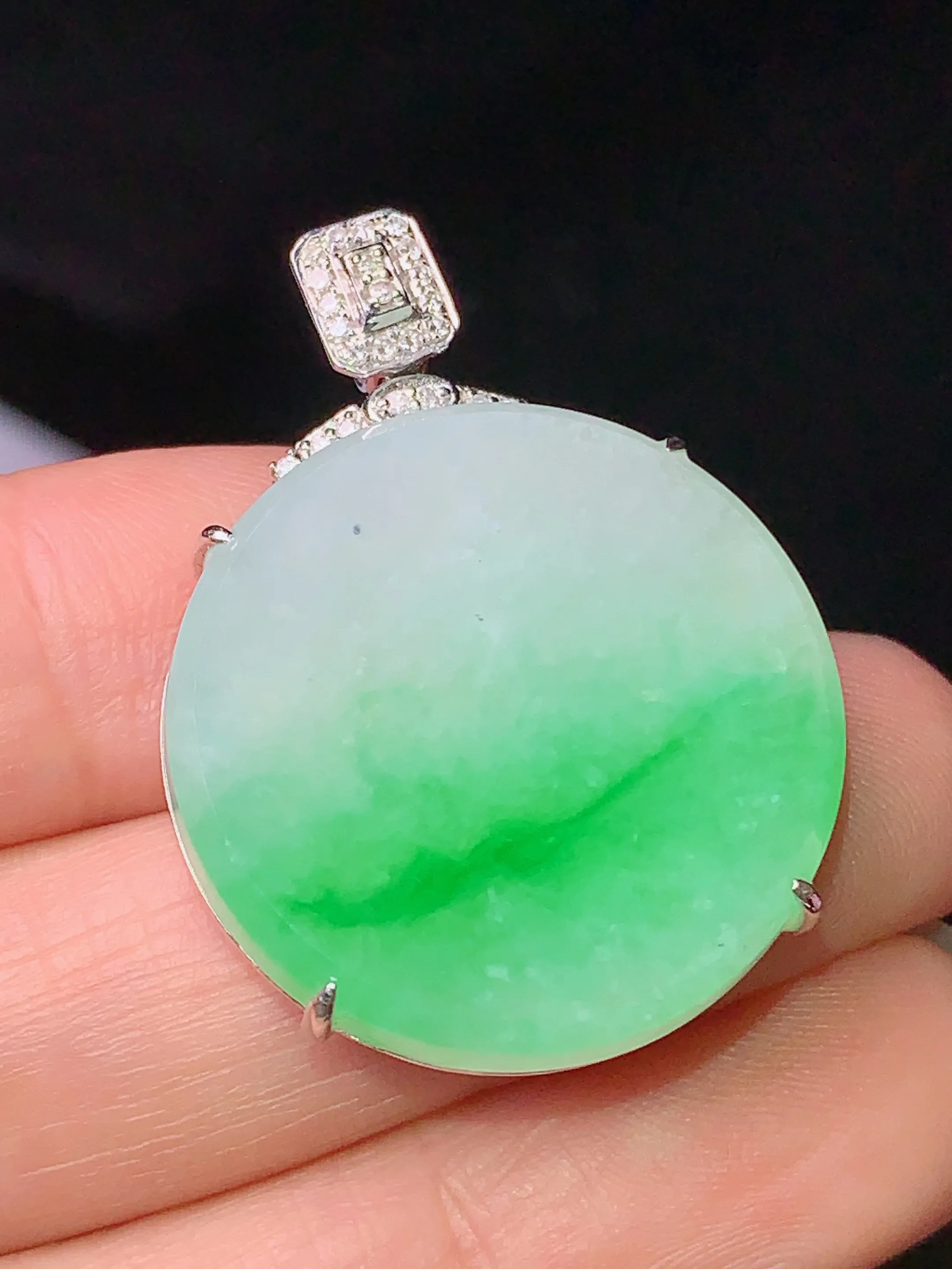 18k金钻镶嵌飘绿圆牌吊坠 玉质细腻 色泽艳丽 水润亮眼  整体尺寸33.6*24.6*7.2