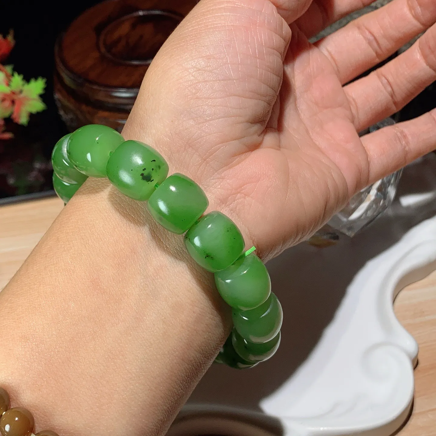 和田玉阳绿俄罗斯碧玉直切老型珠手串。单颗尺寸13/14重78.8克 玉质细腻油润 底色纯净 脂粉好，品质好。lt251029