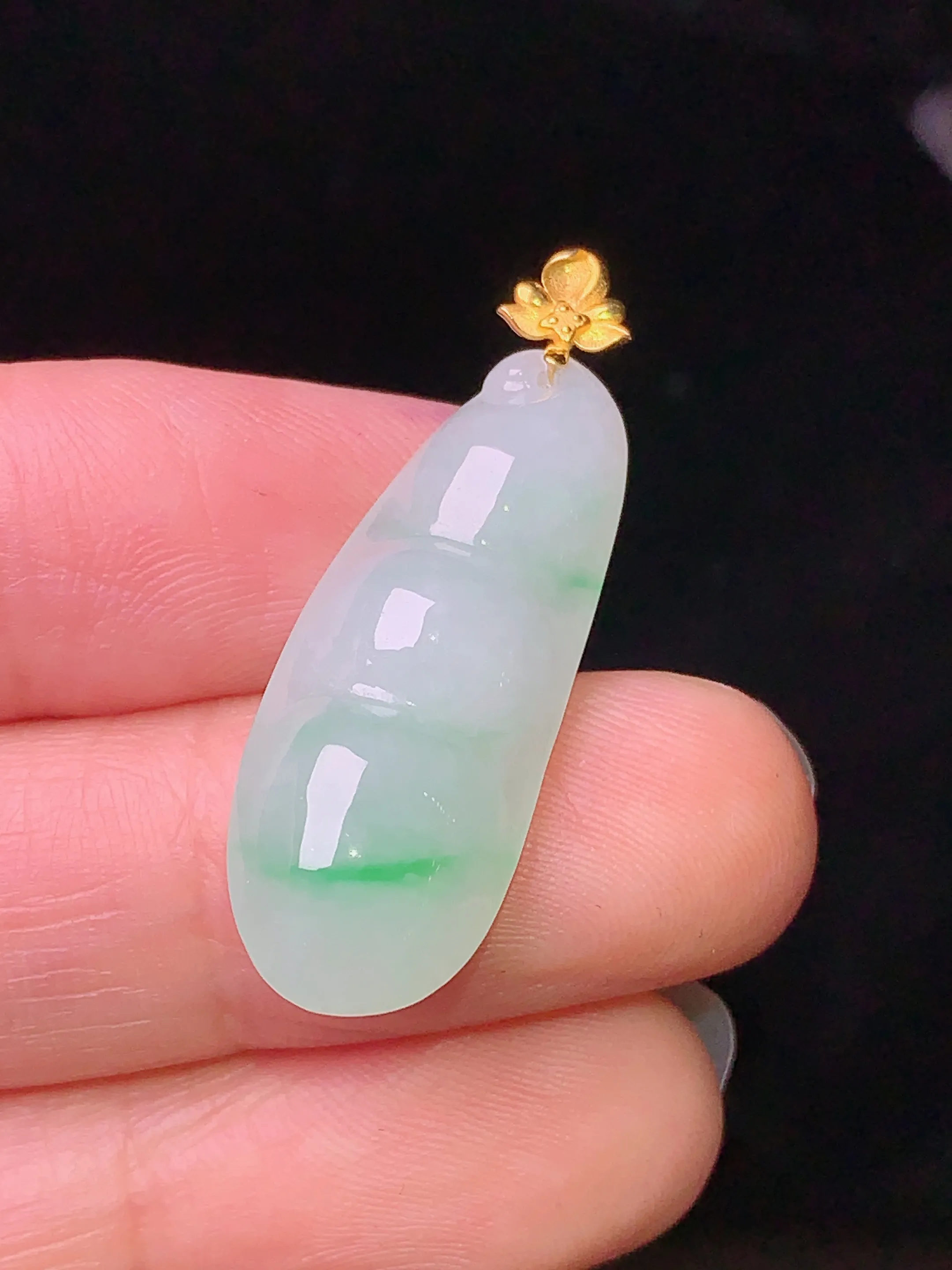 18k金镶嵌飘绿四季豆吊坠 玉质细腻 色泽艳丽 水润亮眼  整体尺寸33*11*6.8