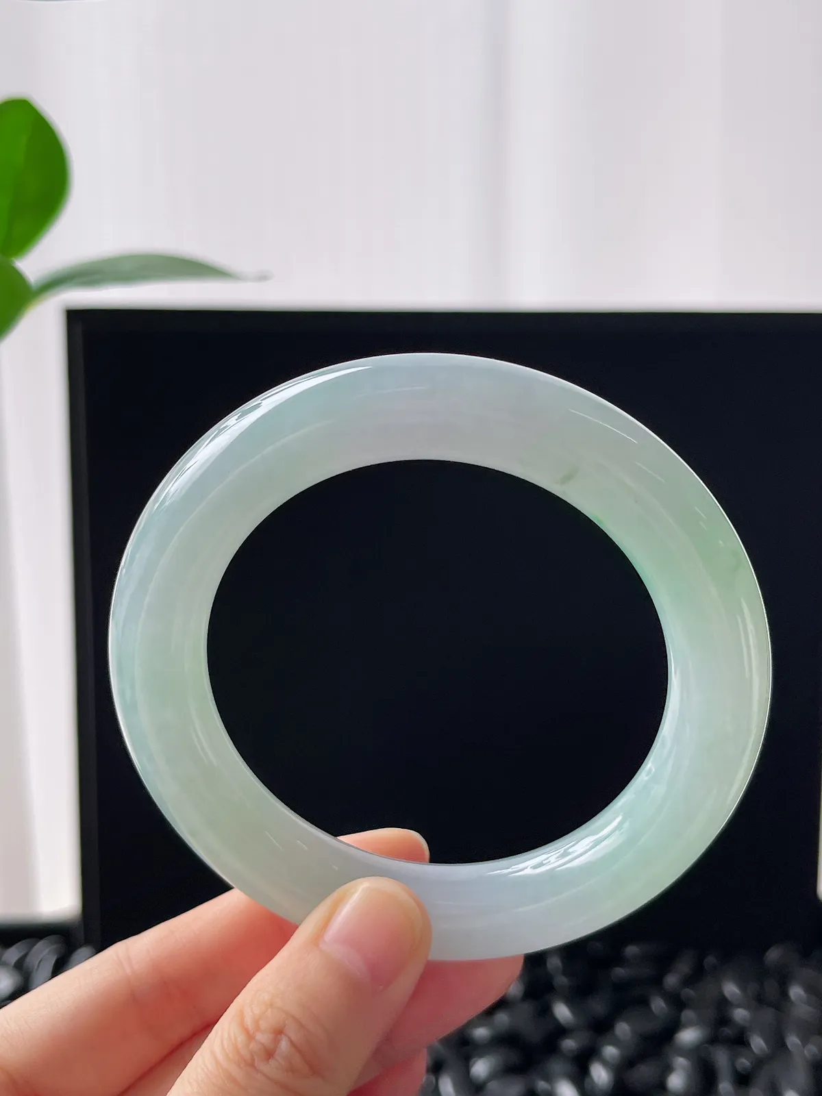 圆镯57.3圈口，翡翠冰糯飘花大圆条手镯