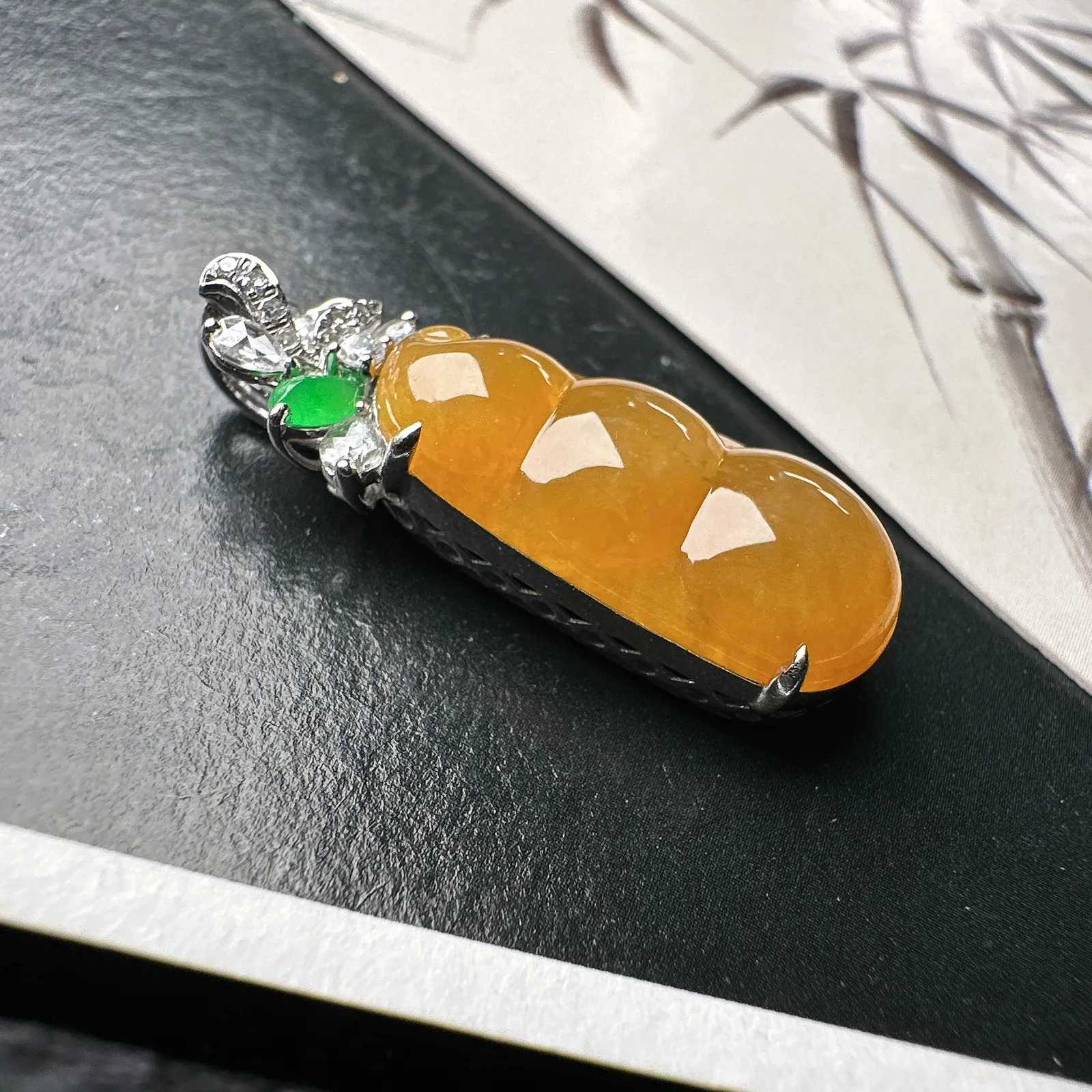 【冰种黄翡福豆吊坠】质地细腻，冰感十足，晶莹透亮，18K金钻镶嵌，裸石尺寸20.7*10.5*4.5毫米