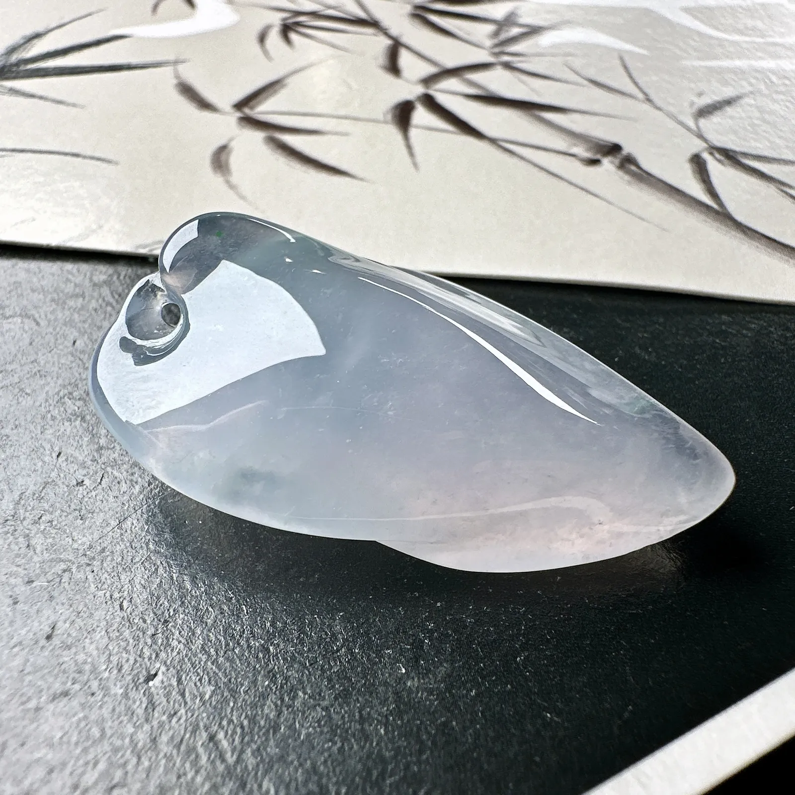 【冰种淡紫随形】质地细腻，冰润透亮，光泽出众，冰胶感十足