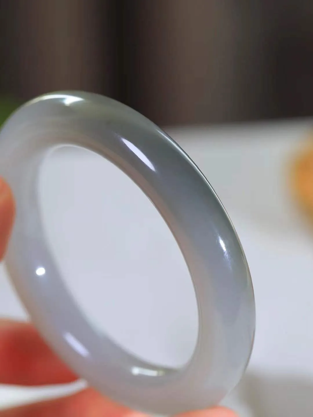 【玉佳人·手镯】

精品️和田玉烟紫圆条手镯 ，玉质细腻油润，做工细致精美，端庄素雅，亭亭玉立，芊芊素手。芊芊素手，怎能忘镯？秀美圆条，更显婀娜。内径57mm 尺寸12.9-12.3mm重79.7克691052880L