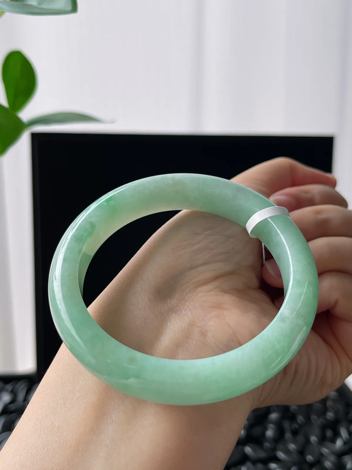 正圈57圈口，翡翠糯化种淡绿色手镯