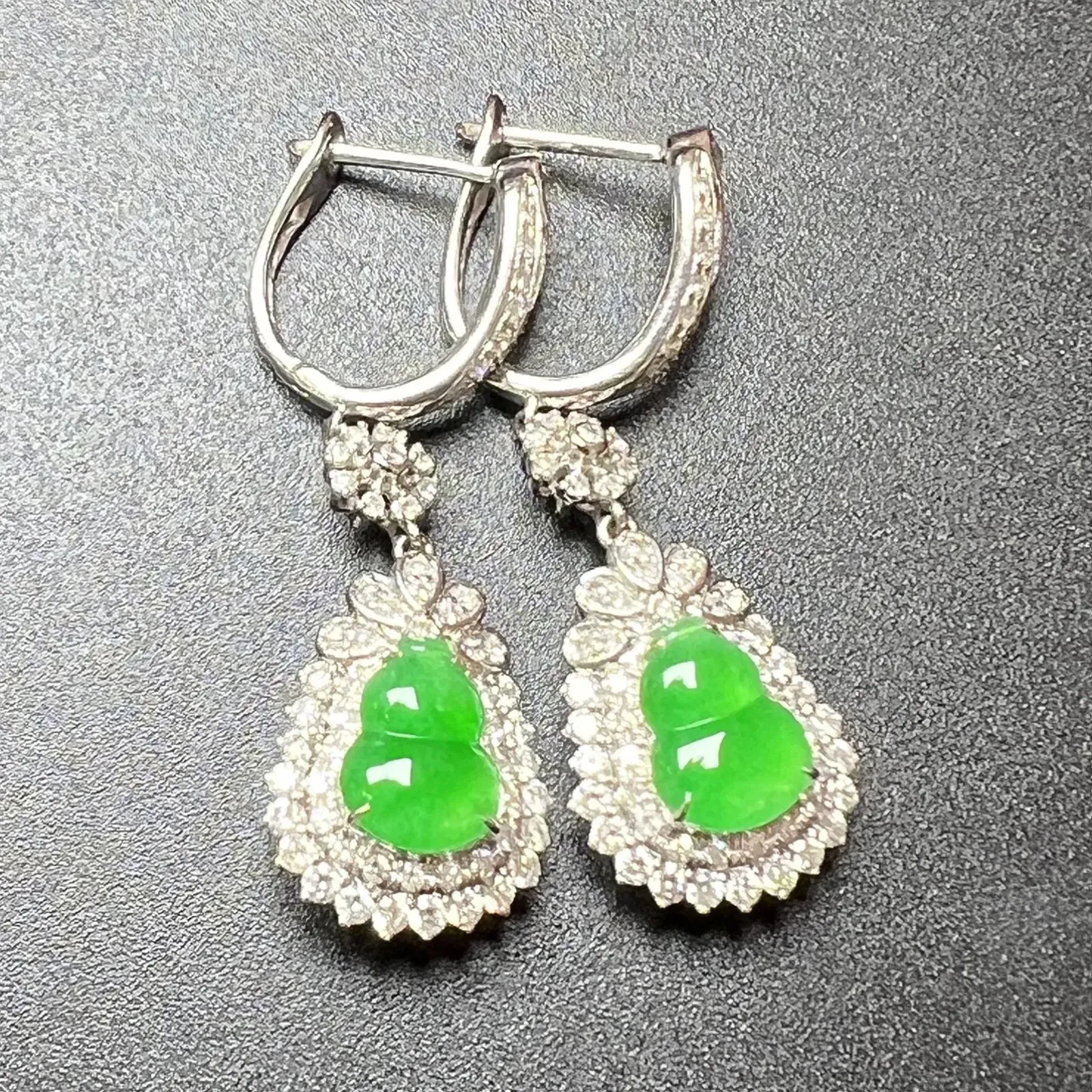 阳绿葫芦耳坠整体尺寸38.7*12.5*7.7 /裸石尺寸8.8*6.7*2.3