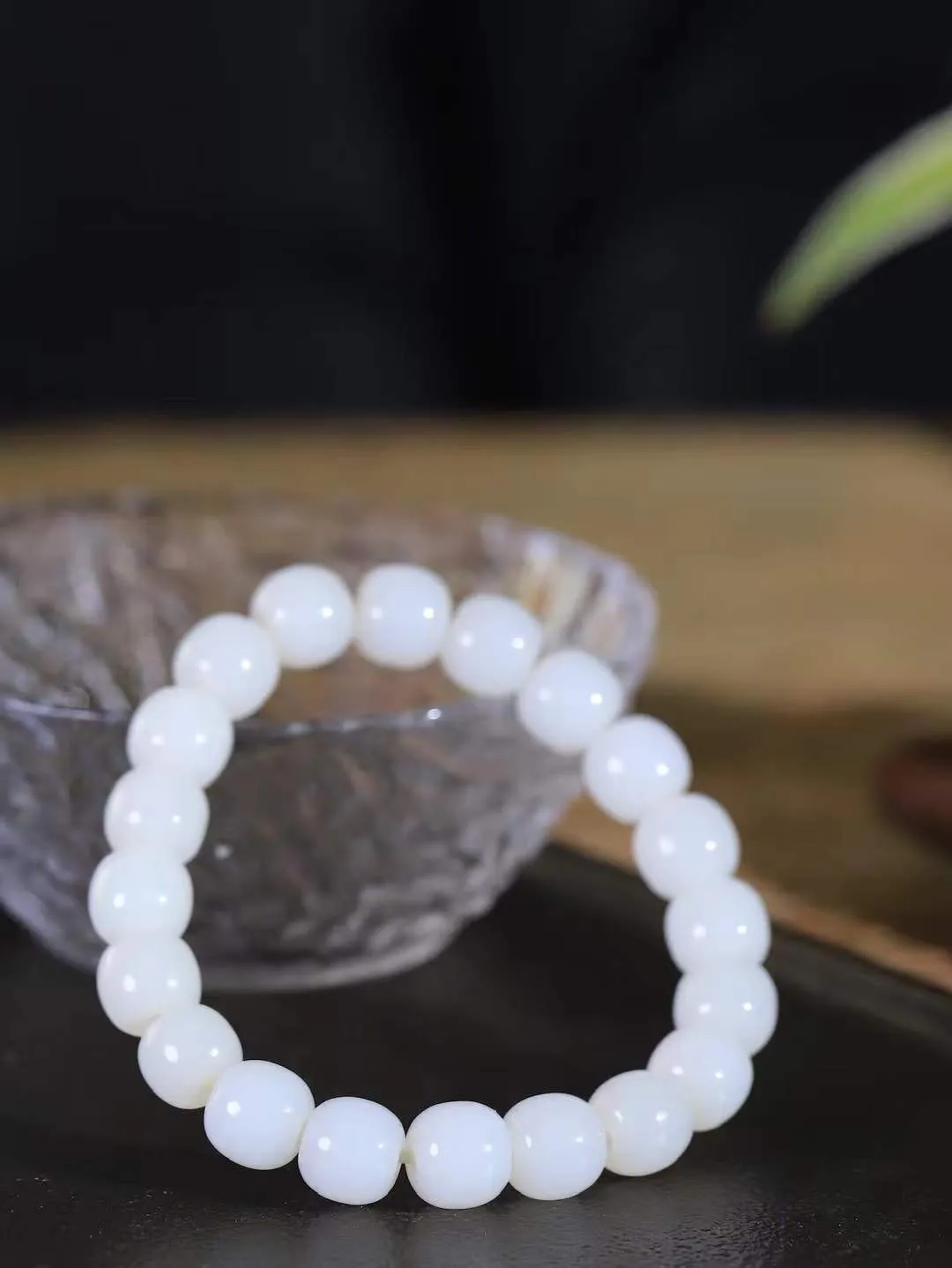 （老型珠.手串）

精品 和田玉白玉老型珠手串，玉质细腻油润 饱满光滑 质朴无华，悠远简单，人心境界远，百世修炼深，心灵常驻善意持，觉悟人生百世修。
重29.5克    尺寸取一8.8-9.7mm    101072800A