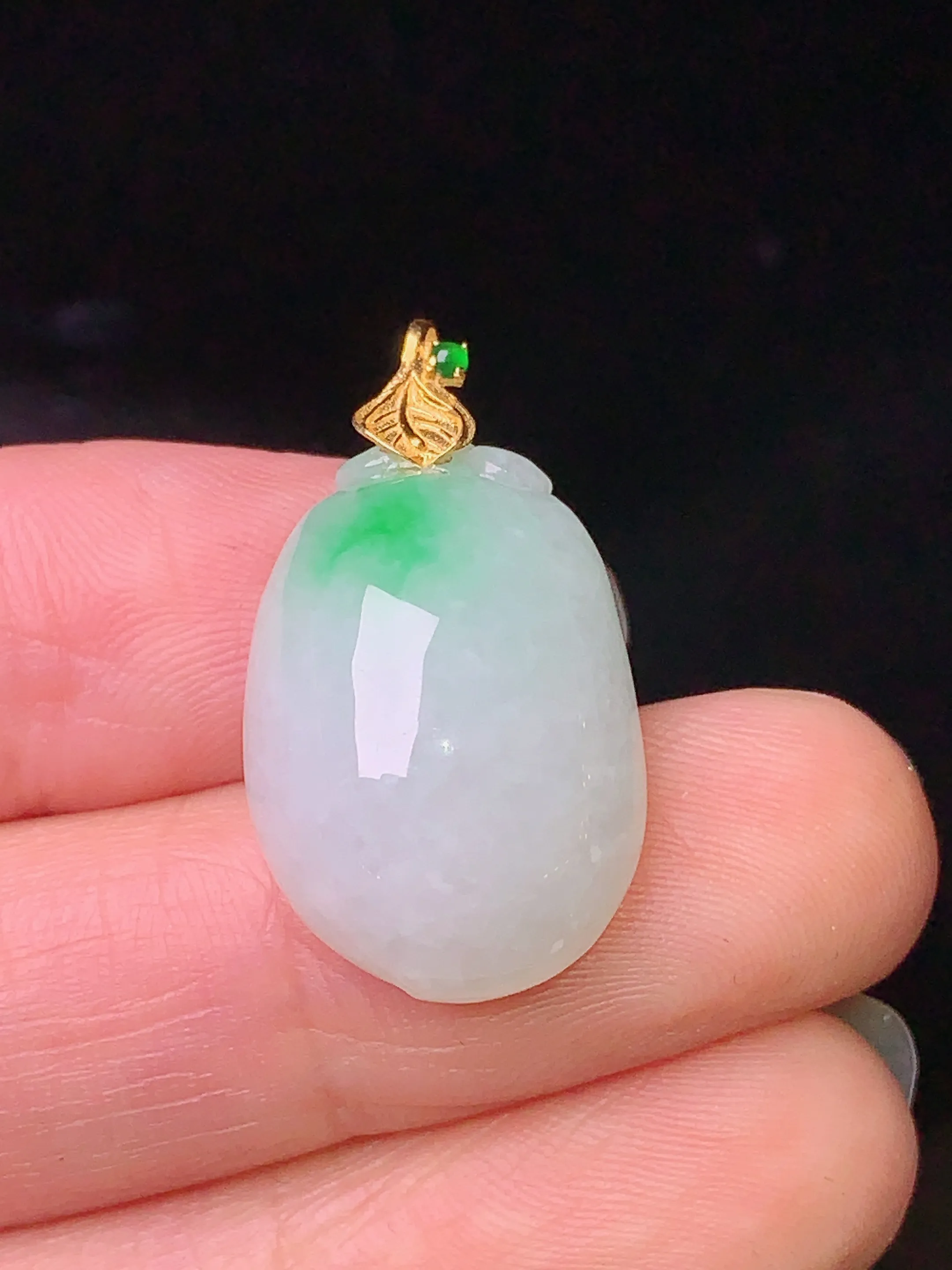 18k金镶嵌飘绿福瓜吊坠 玉质细腻 色泽艳丽 水润亮眼  整体尺寸26.2*14.2*7.7