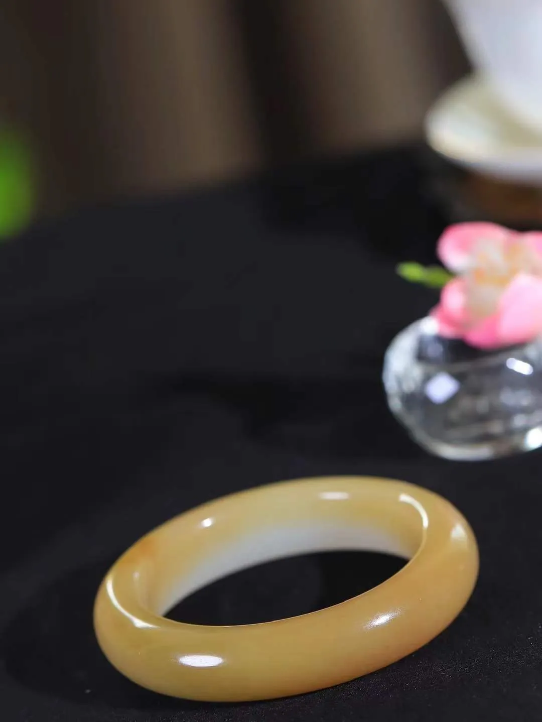 （温柔雅致.手镯）

精品️和田玉糖白玉手镯。镯型饱满，温润细腻，脂润沁香。️执一卷书，沏一