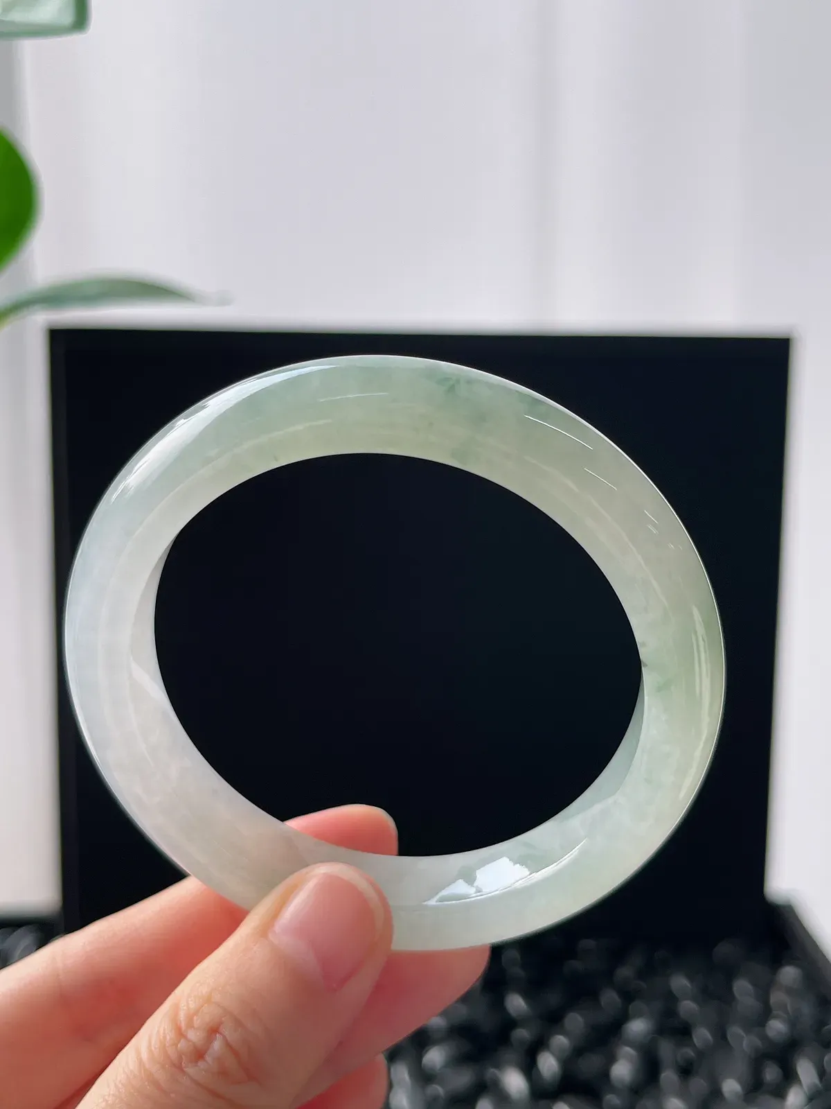 正圈55圈口，翡翠冰糯种浅绿色手镯