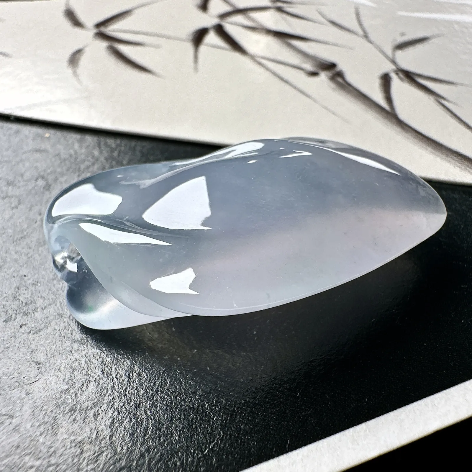 【冰种淡紫随形】质地细腻，冰润透亮，光泽出众，冰胶感十足