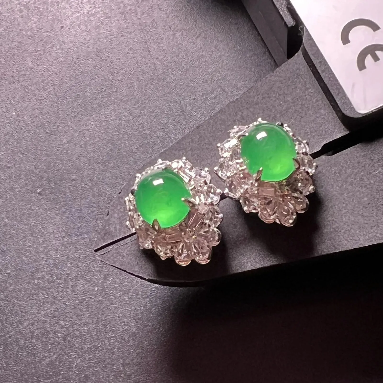 质量绿耳钉种老色阳饱满，整体尺寸14*11.6*9.6 裸石尺寸7.3*6.1*3.5