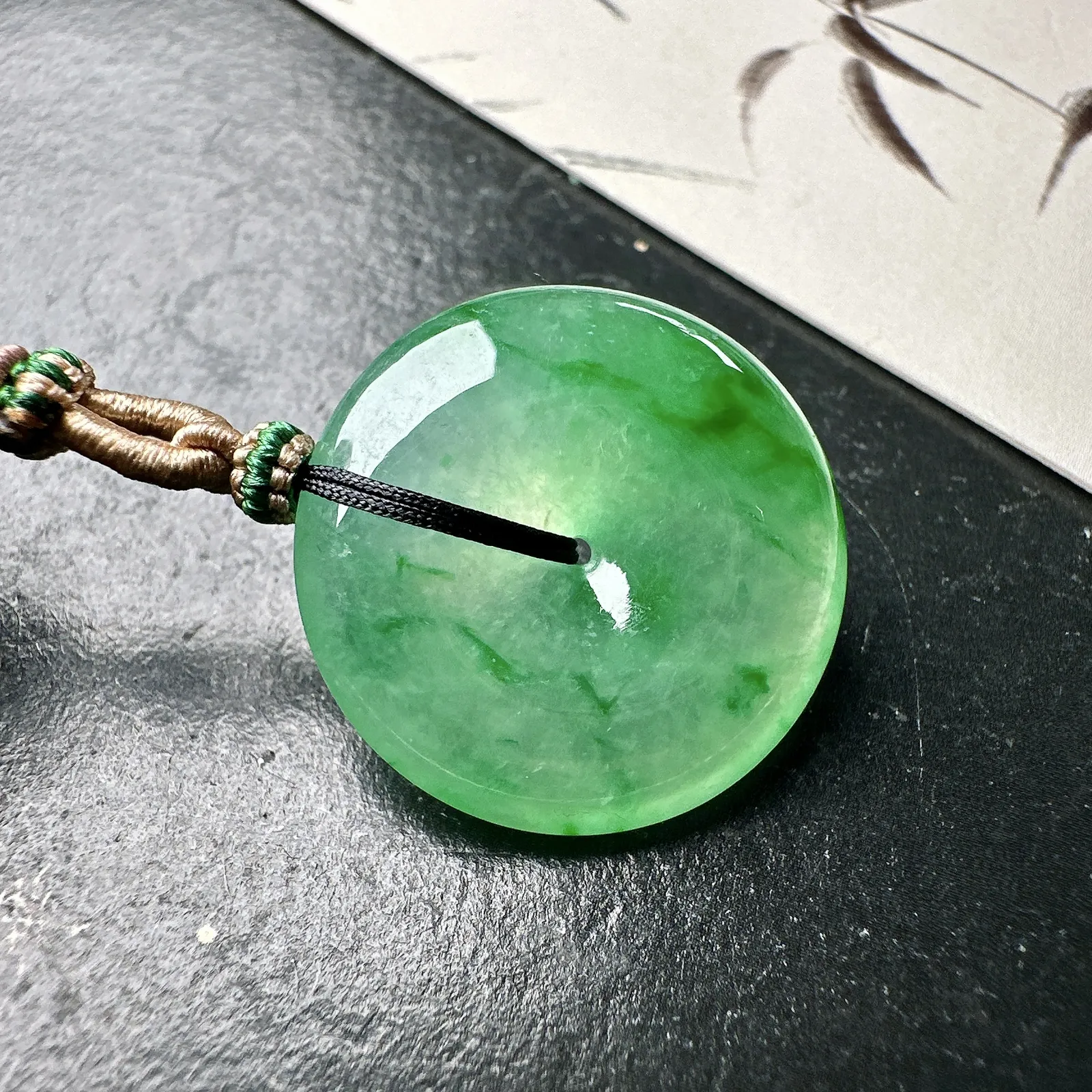 【冰种金丝绿平安扣】质地非常细腻，冰润十足，种老冰透，收藏品质。