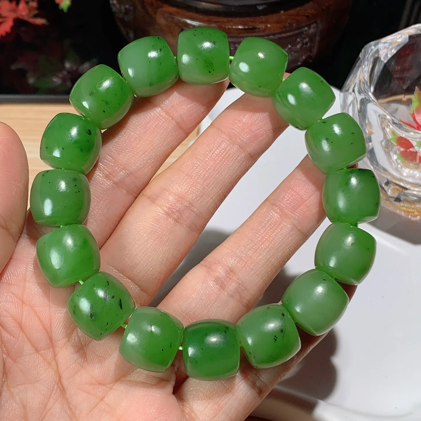 和田玉阳绿俄罗斯碧玉直切老型珠手串。单颗尺寸13/14重78.8克 玉质细腻油润 底色纯净 脂粉好，