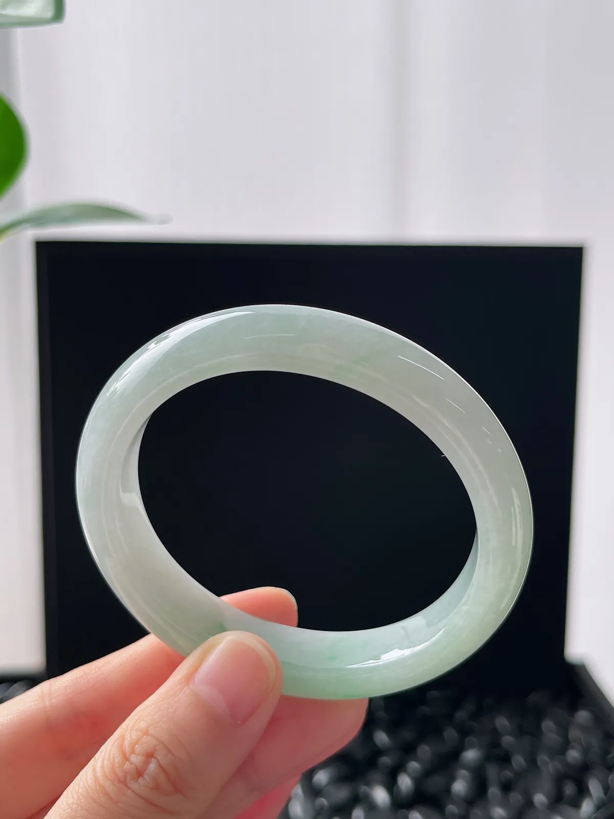 贵妃镯54圈口，翡翠冰糯种飘绿手镯