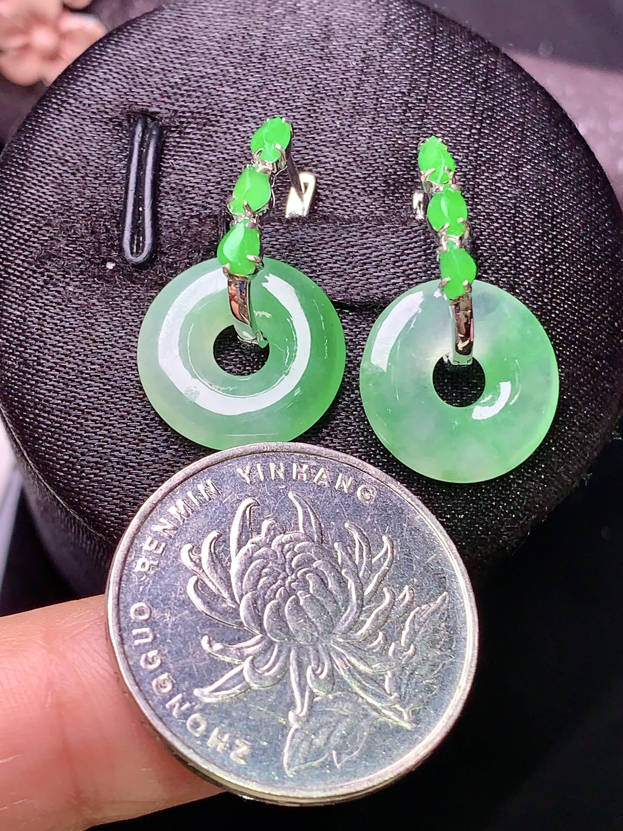 18k金镶嵌飘绿平安环耳坠 玉质细腻 色泽艳丽 水润亮眼  整体尺寸14.8*2.8