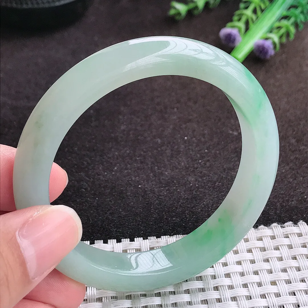 自然光55.5/11.4/8.3老坑秀气温润飘绿手镯宽边翡翠玉镯手环