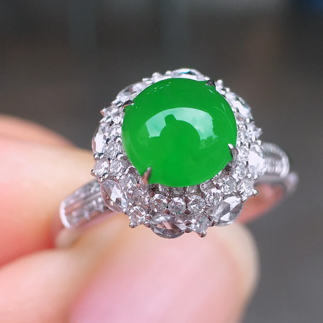 阳绿蛋面戒指，色泽均匀艳丽，玉质细腻，荧光感超
强，饱满圆润，尽显优雅气质，18k
金豪华镶嵌