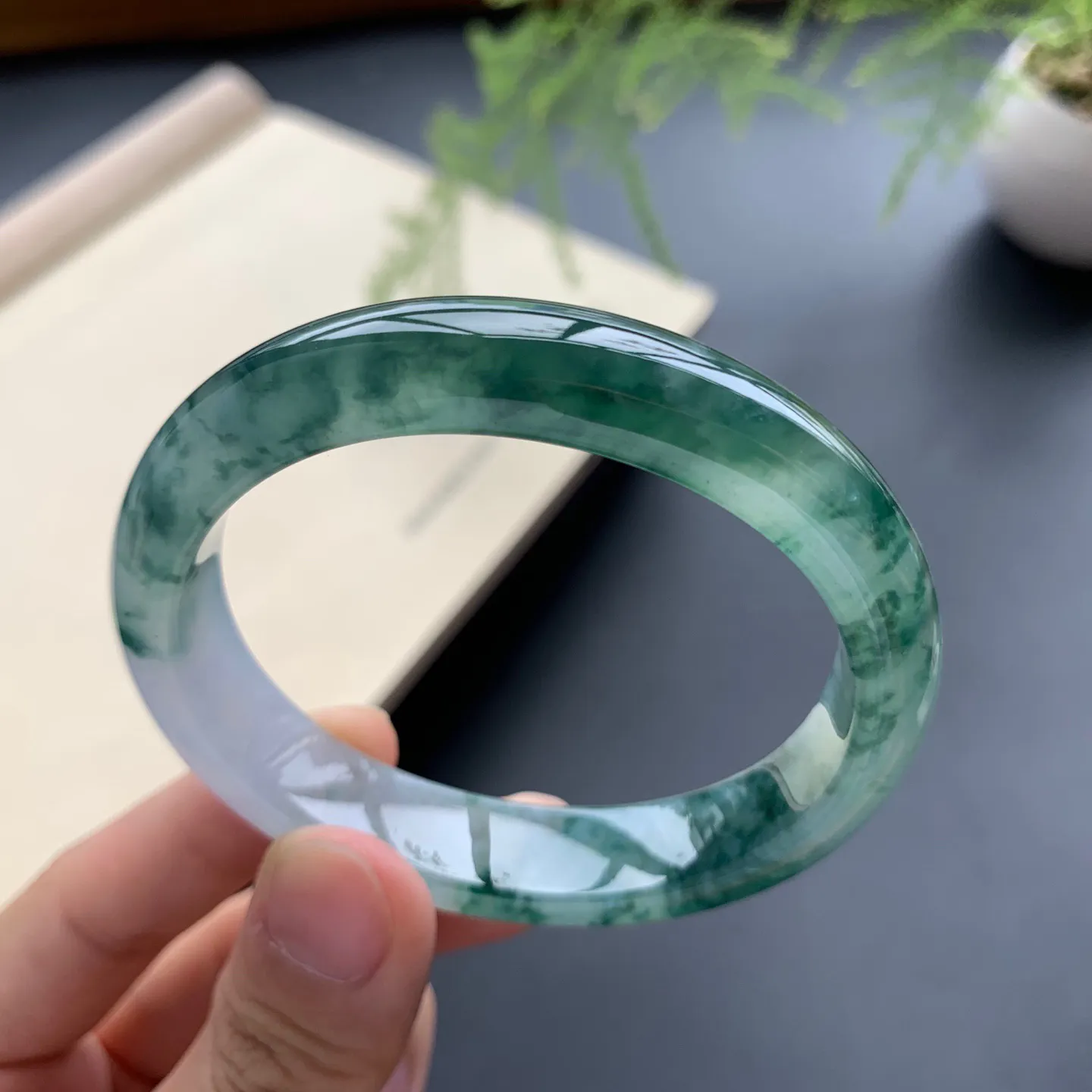 53.5圈口冰种飘花贵妃手镯 尺寸：53.5-46.2-12-7.6，无纹裂，水润起胶，花色浓郁