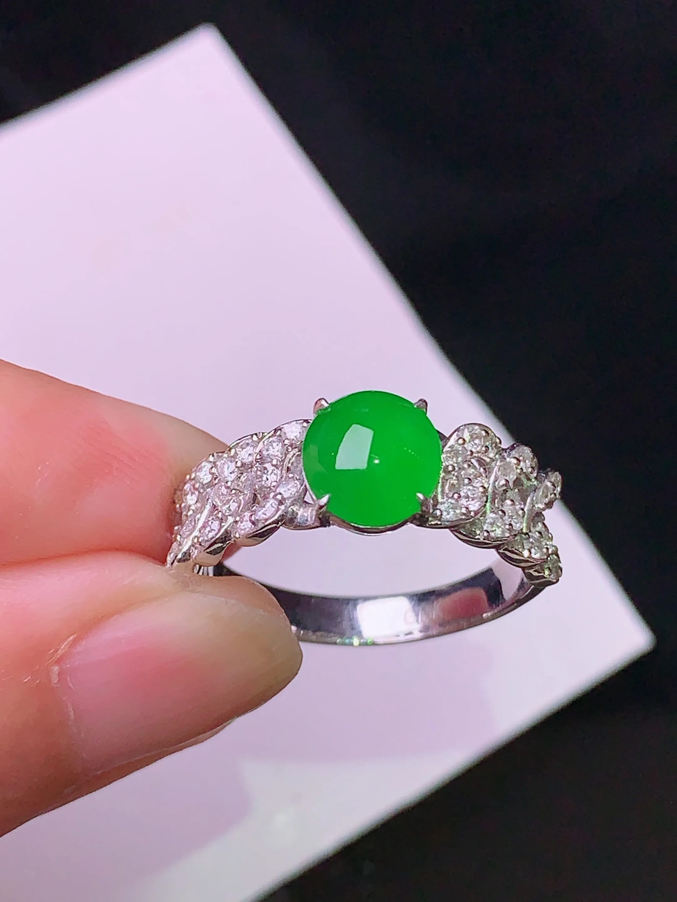 18k金钻镶嵌满绿蛋面戒指 玉质细腻 色泽艳丽 水润亮眼  圈口14 裸石尺寸7.5*6.5*3.5