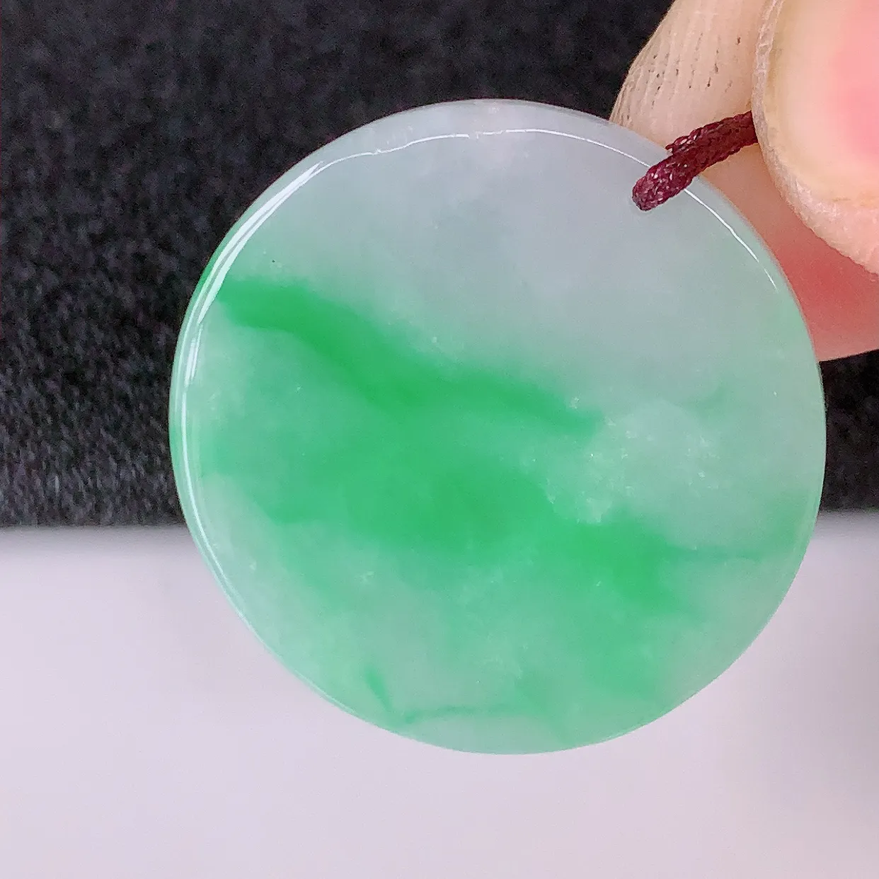 自然光实拍，冰润飘绿翡翠平安无事牌吊坠，平平安安，无事牌翠色灵动，佩戴平安时尚！#57.29