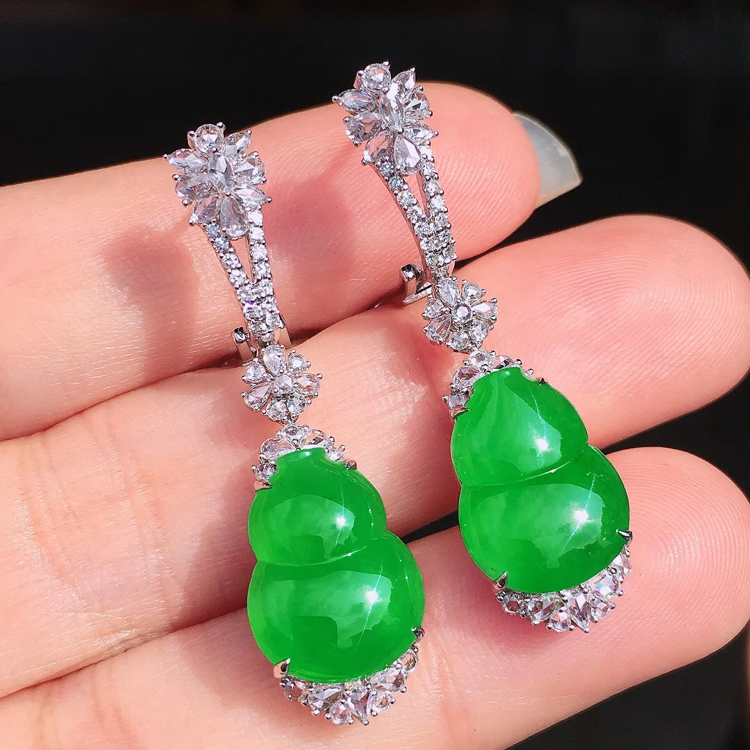 阳绿葫芦耳坠，色泽均匀艳丽，玉质细腻，荧光感超
强，饱满圆润，尽显优雅气质，18k
金豪华镶嵌