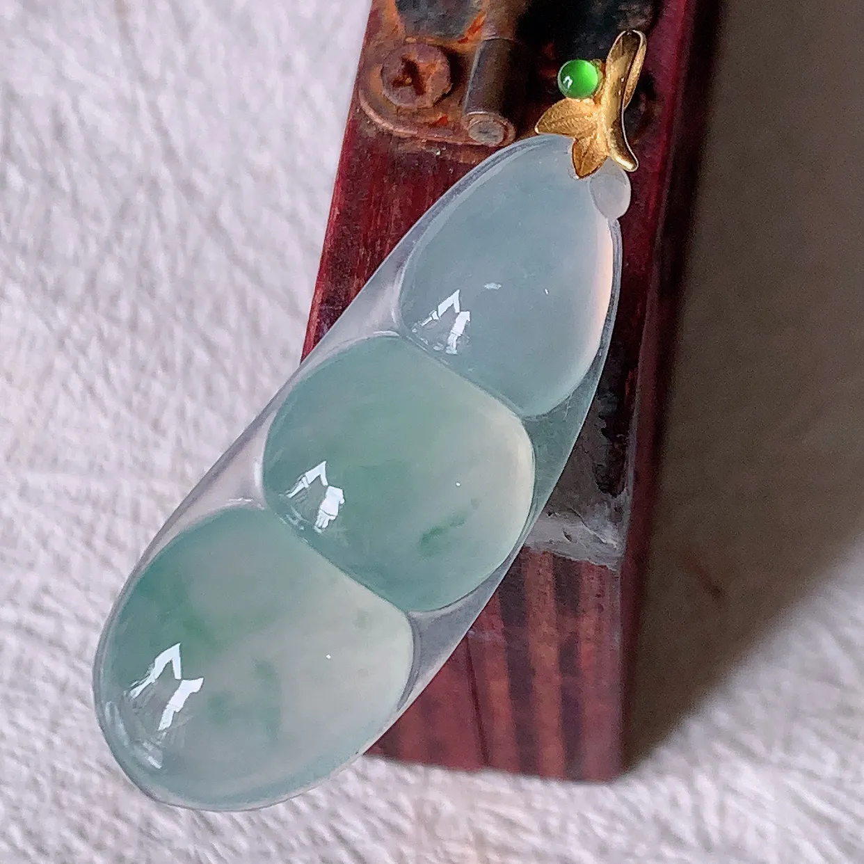 自然光实拍，18K金镶嵌冰种飘花翡翠四季豆吊坠，平安豆福豆玉坠，冰润通透，豆粒饱满，寓意：豆蔻年华！#1.26整体35裸石30.5-11.5-5.5