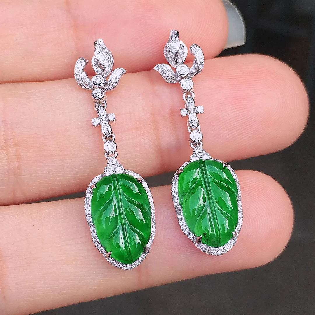 阳绿玉叶耳坠，色泽均匀艳丽，玉质细腻，荧光感超
强，饱满圆润，尽显优雅气质，18k
金豪华镶嵌