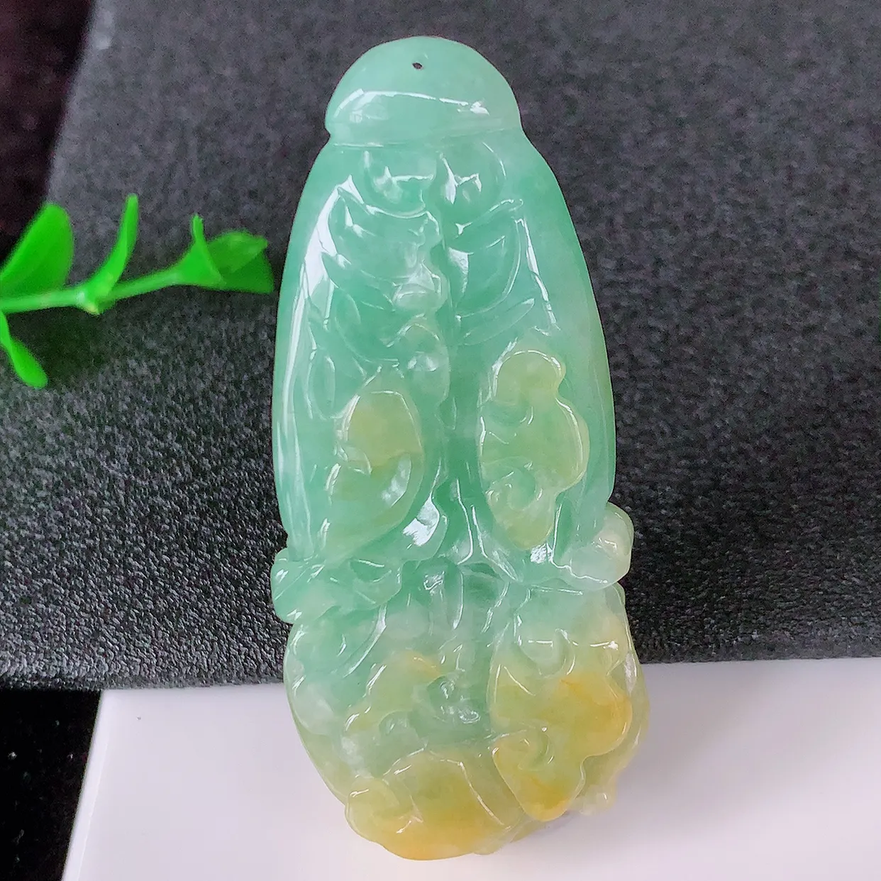 自然光实拍，冰润黄加绿翡翠招百财白菜吊坠，百财聚来，财源滚滚，色泽鲜艳，精工水润的白菜，性价比高！#85.29