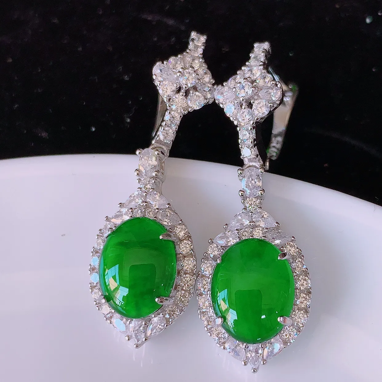 冰透满绿翡翠925银镶嵌耳坠，自然光实拍，翠色灵动，颜色漂亮，种老水足，品相佳，佩戴佳品！#97.2