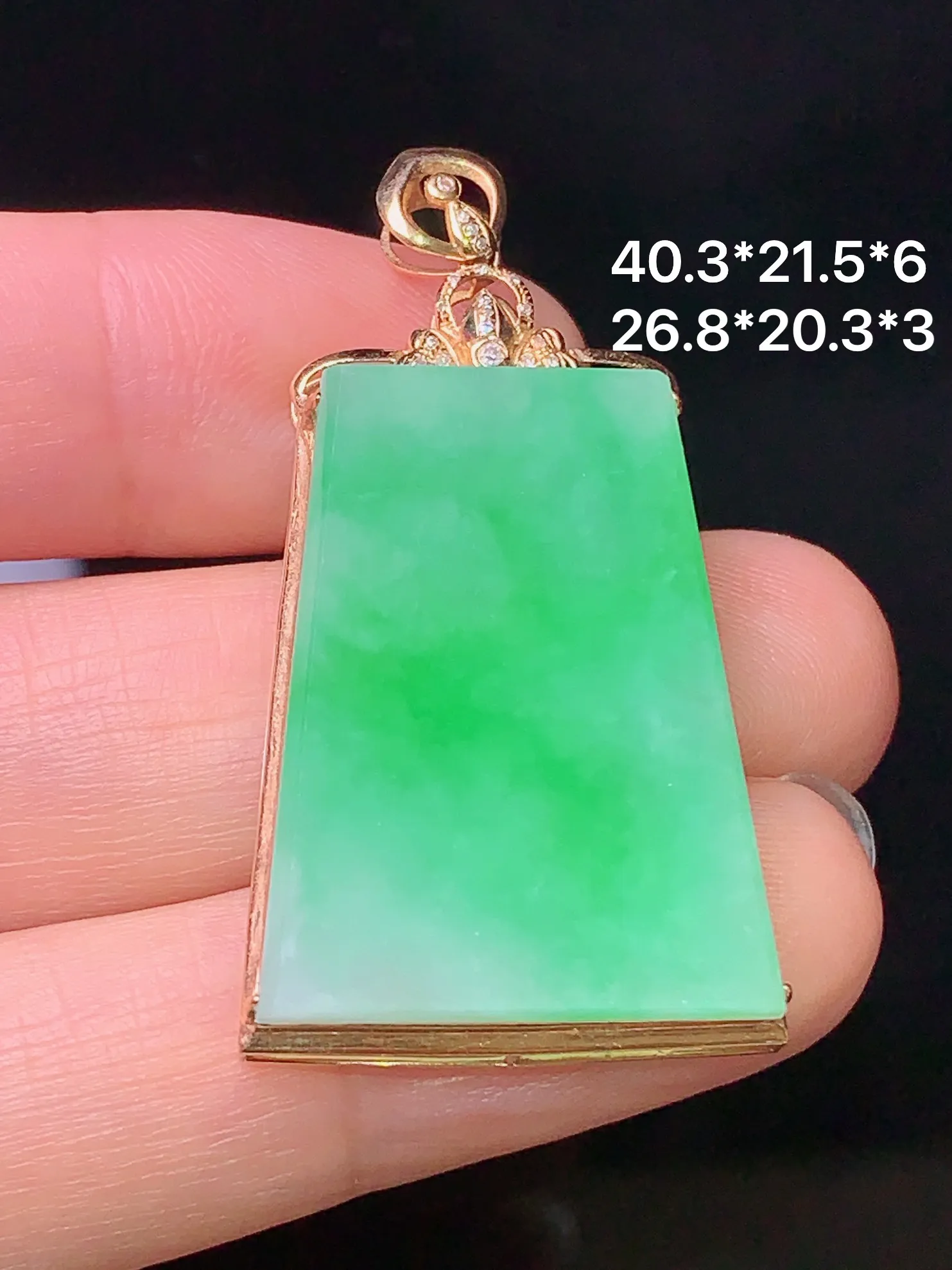 18k金钻镶嵌翠绿无事牌吊坠 玉质细腻 色泽艳丽 水润亮眼  整体尺寸40.3*21.5*6