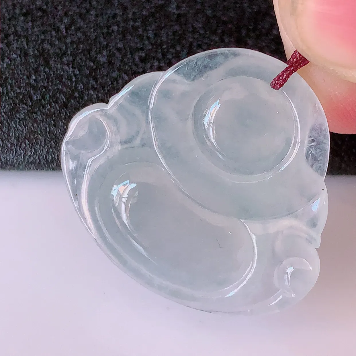 自然光实拍，冰种翡翠佛公，水灵起胶，翠色迷人，佛公在心中，一生平安，饱满圆润，开怀大笑佛公，配戴灵气十足！#57.26