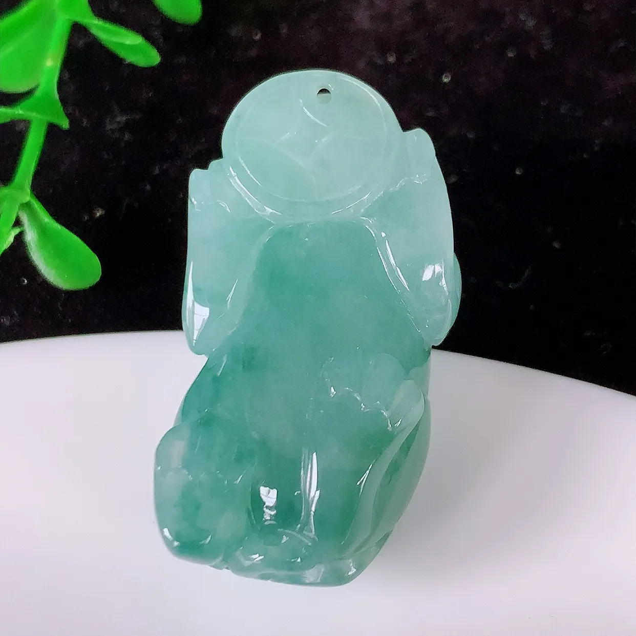 自然光实拍，冰胶飘花翡翠招财貔貅吊坠，民间有“一摸貔貅运程旺盛，再摸貔貅财运滚滚，三摸貔貅平步青云 ”的美好祝愿。#81.29